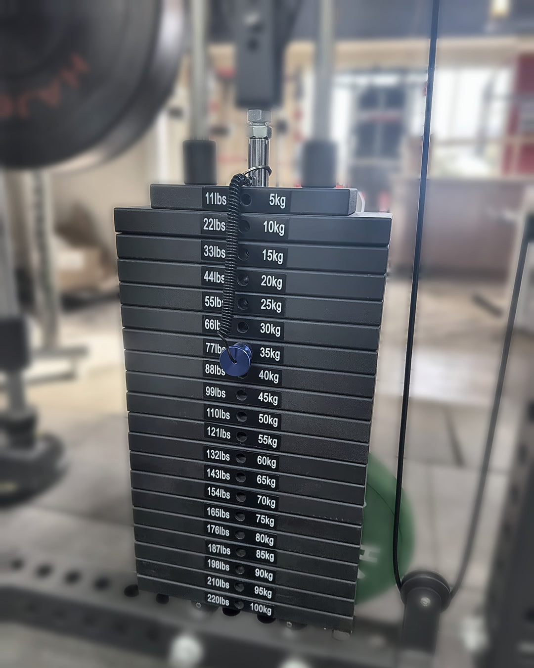 Smith Machine X4 weight stack label: 11 lb / 5 kg increments up to 220 lb / 100 kg per side